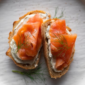 Smoked salmon, garnished with fresh dill, on toast with an aloutte spread