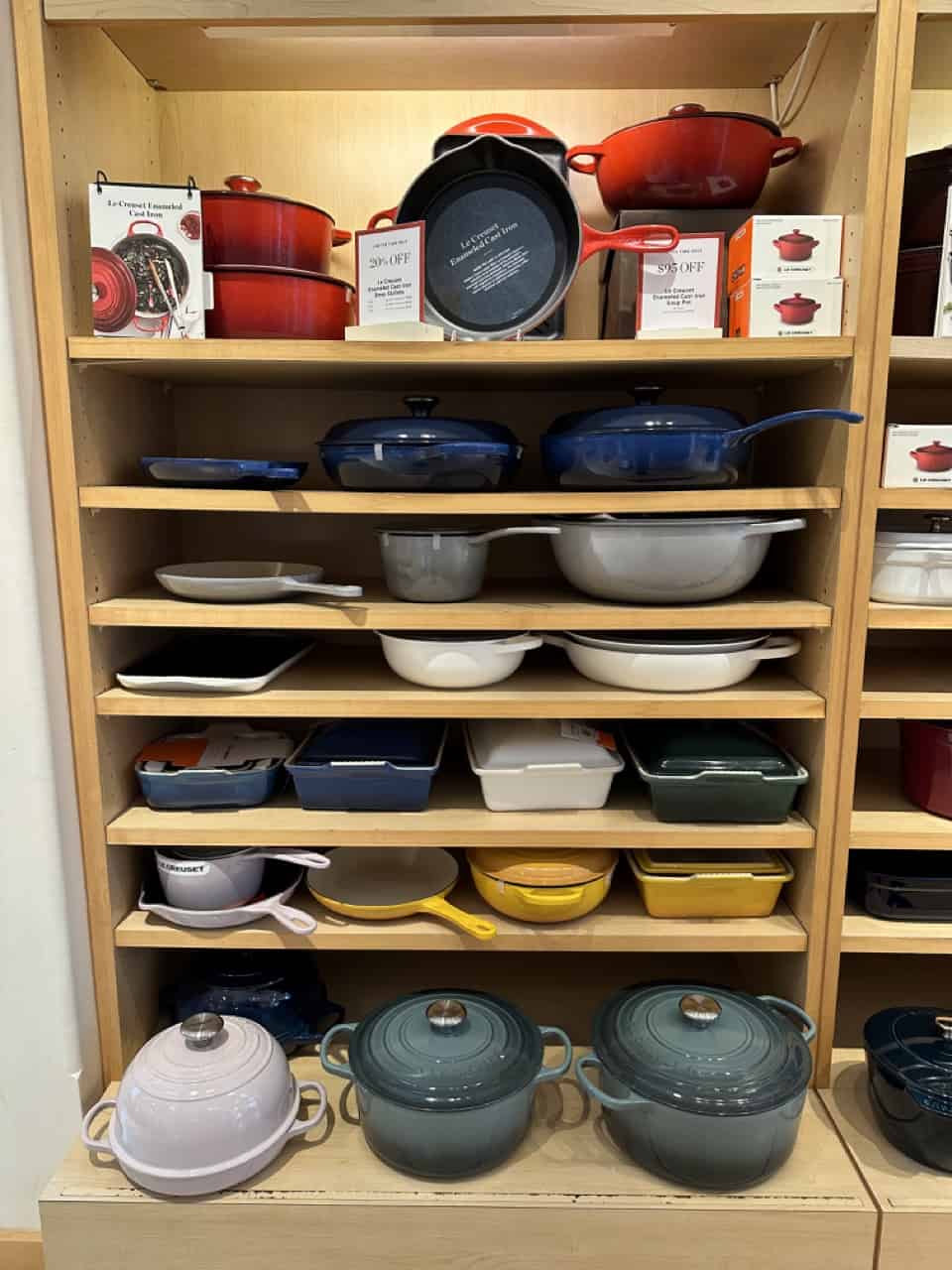 Shelf at William Sonoma of Dutch oven varieties 